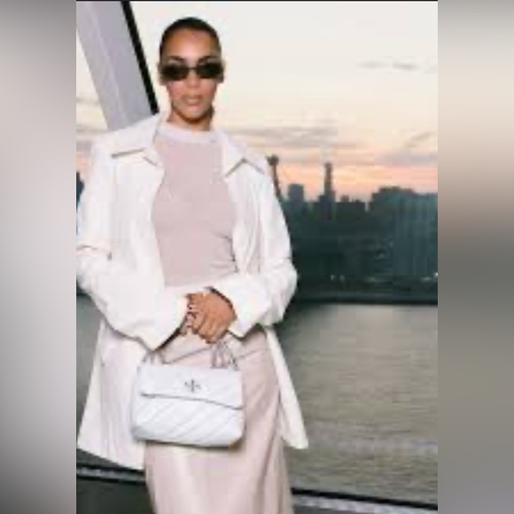 TORY BURCH
Fleming Small Leather Tote. New with tag - Picture 2 of 10